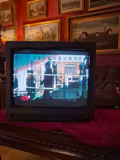 Vintage  20" Mitsubishi Tv & Remote