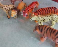 Vintage set of 7 Safari Savanah Animals, Large & Small Plastic Toys. Great Condition! PRETEND Play Fun Giraffes, Lions, Tigers