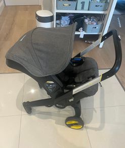 Doona with two isofix bases and a travel bag