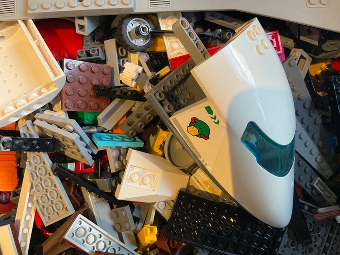 Lego - 5kg of Lego pieces contained in a treasure chest