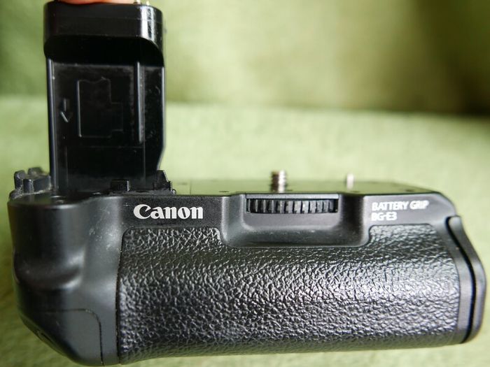 Canon BG-E3 Battery Grip For EOS 350D & 400D with two batteries