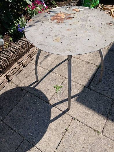 Free Metal Table