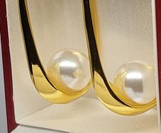 Beautiful earrings with pearls.