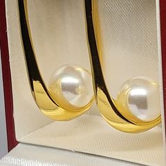 Beautiful earrings with pearls.