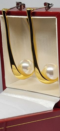 Beautiful earrings with pearls.