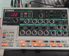 Yamaha DX200 Desktop Groovebox Synthesizer