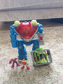 Superman Robot vehicle with figures