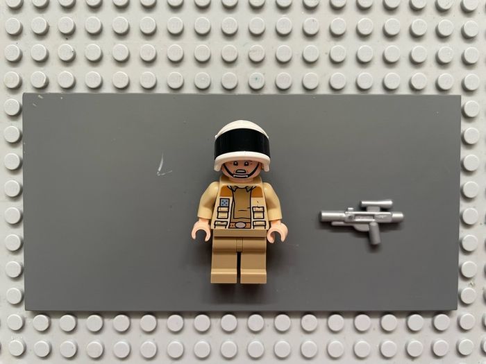 lego Star Wars sw1328 Captain Antilles minifigure- Dark Tan Shirt, Large Rank Badge