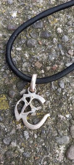 Vintage jewelry is sold individually for 5 to 10 euros