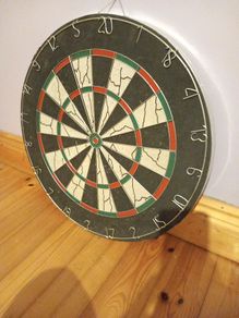 Dart board come with darts
