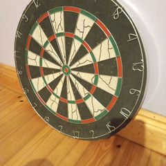 Dart board come with darts