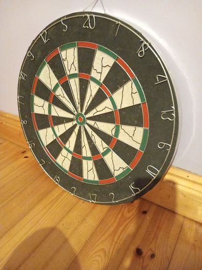 Dart board come with darts