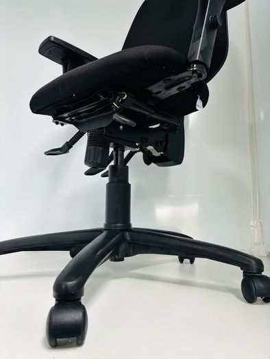 office chair Highest Grade (new cost 899 sterling )