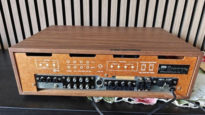 Sansui 210 Home Stereo Audio AM FM Vintage Receiver