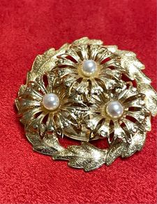 Lovely Brooch with pearl