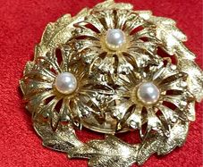 Lovely Brooch with pearl