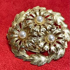 Lovely Brooch with pearl