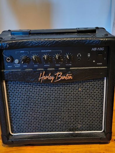 Harley Benton guitar ST-20 WH Standard Series + Harley Benton HB-10G Amp + Thomann bag + stand