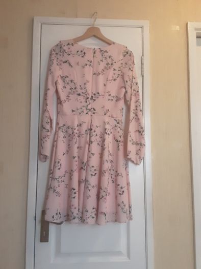 Dress/Floral Long Sleeved Dress .. Size: 8 UK .. 36 EU .. Length: 34 ins