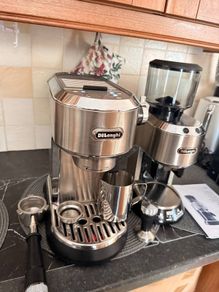 DeLonghi Dedica  Maestro Plus EC950.M Espresso  Machine & Dedica Coffee Grinder Set
