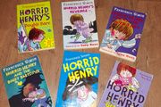 6 Horrid Henry books by Francesca Simon, vgc