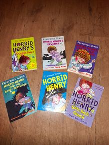 6 Horrid Henry books by Francesca Simon, vgc