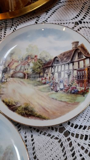 Royal  Crest 3 decorative plates