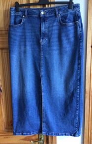 Ladies Dark blue denim midi skirt with large centre slit size 18 includes Postage