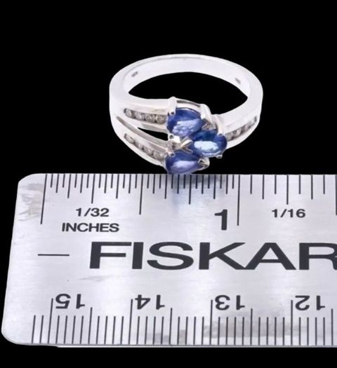 Stunning Tanzanite and Diameter crossover ring 14k