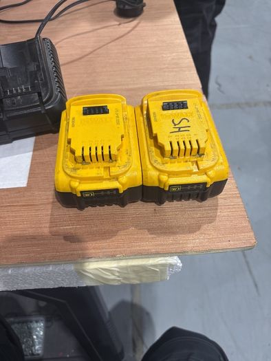 batteries and charger dewalt 5.0Ah