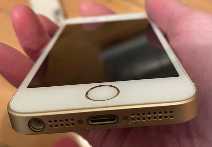 Apple iPhone SE Gold 32GB Sim Free in Brand New Condition