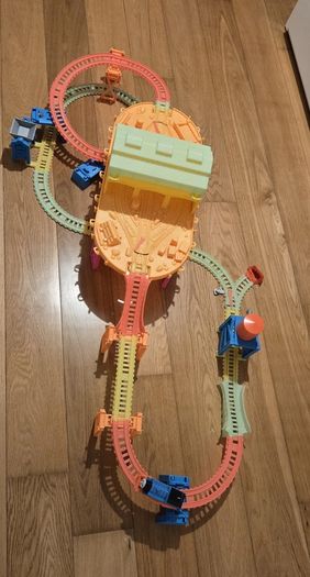 Thomas Train Glowing in The Dark track set PLUS EXTRA TRAINS
