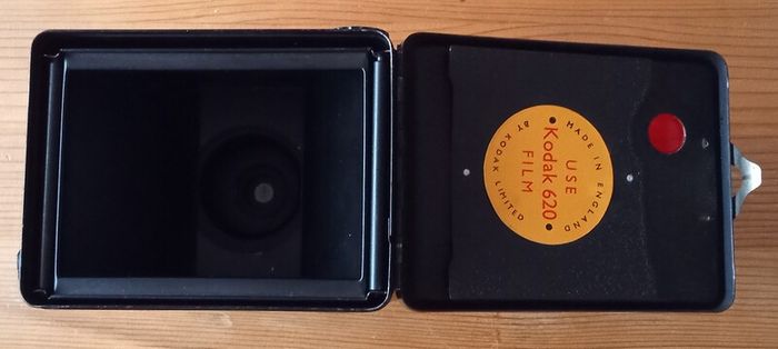 Brownie Video Six-20 Model D England 120print 6#9 Film Camera
