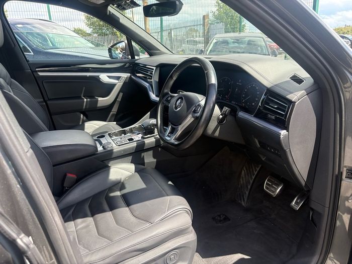 2019 Volkswagen Touareg R-Line Tech 3.0L TDI V6 Commercial
