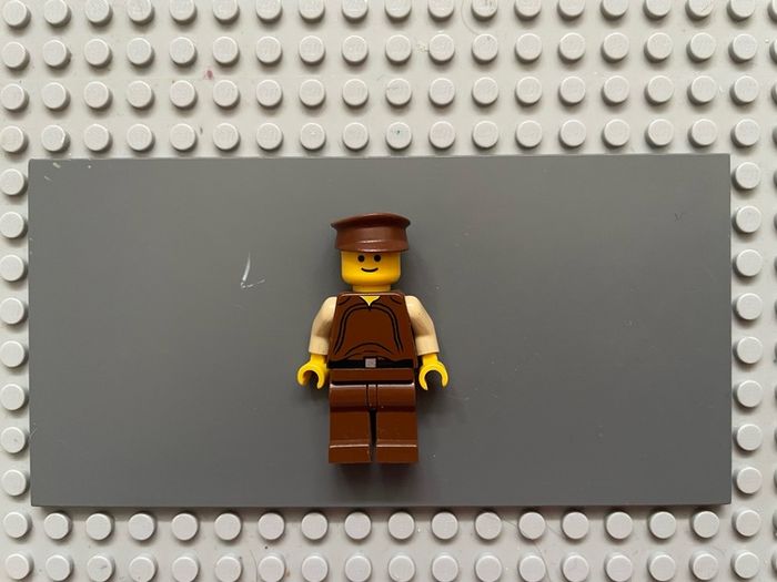 lego Star Wars sw0022 Naboo Security Officer minifigure - Brown Uniform, Yellow Head, Police Hat