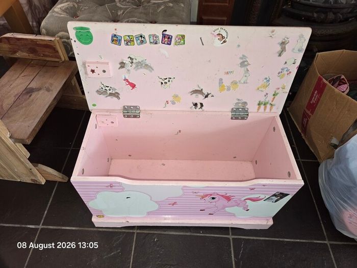 Child storage box