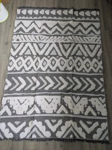 Kukoon grey tufted rug