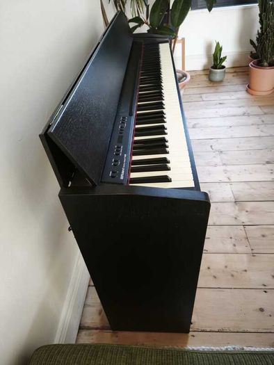 Roland F-140R Digital Piano