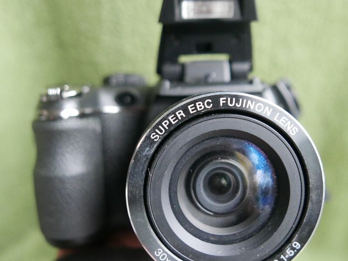 Fuji Fujifilm Finepix S S4000 bridge travel super zoom 30x 24mm wide 14mp camera +SD Card, works well