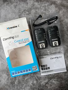 Camera flash synchronisers