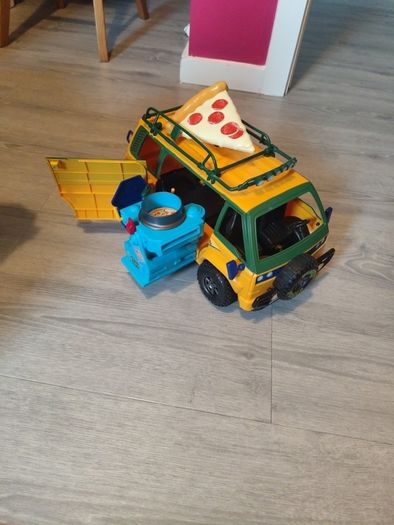 TMNT Mutant Mayhem - Van and figures