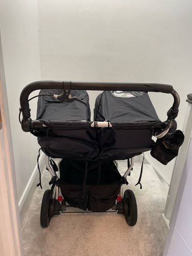 Mountain buggy duet with newborn carry cot and buggy board, complete set for 3 children