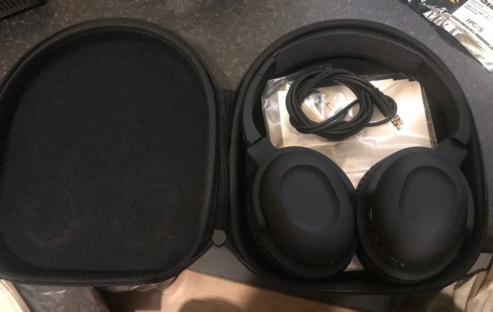 Noise cancelling headphones