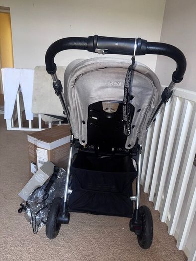 Paras mamas flipXT3 ( new carrycot still in box)