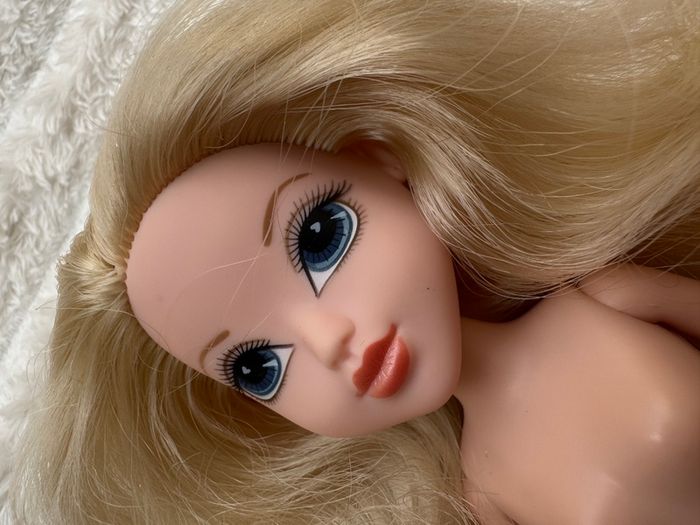 2009 MGA Moxie Girlz  Avery Nude Used Please see photos