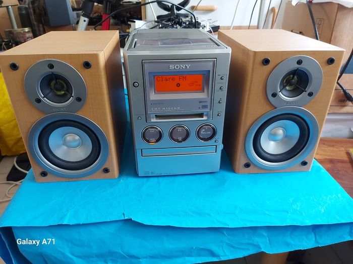 Sony CMT-M100MD Micro Hi-Fi Component System with Speakers, in excellent condition, Radio, CD and Tape working fine,
