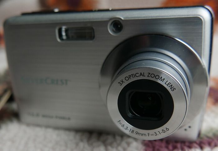 Digital Camera Silver Crest 12MP Digital Camera , touch screen 2GB CD card