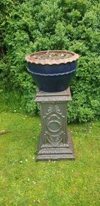 Garden plinth/pedestal in cast iron.