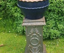 Garden plinth/pedestal in cast iron.
