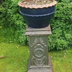 Garden plinth/pedestal in cast iron.
